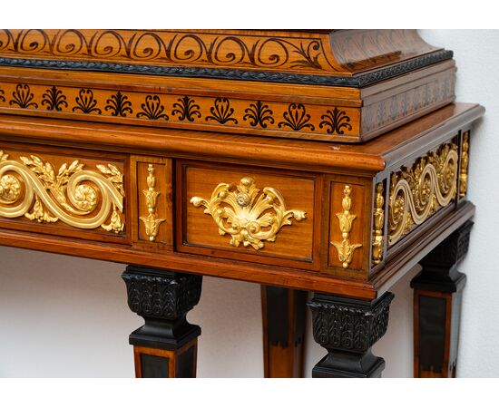 Credenza antica doppio corpo in legni esotici pregiati con innesti di elementi in bronzo dorato. Inizio XX secolo.