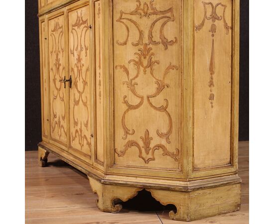 Credenza in legno laccato e dipinto del XX secolo