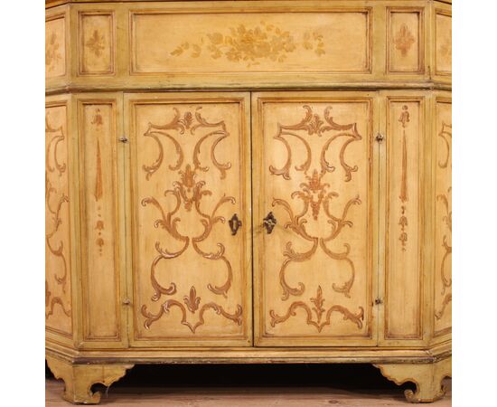 Credenza in legno laccato e dipinto del XX secolo