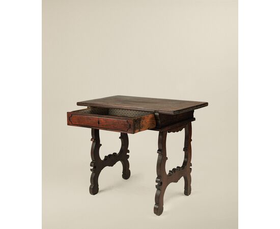 Tavolo in noce del  XVIII secolo