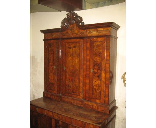 Work desk with raised burl walnut