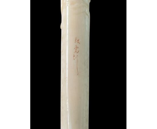 Bastone con pomolo in avorio verticale con incisione ad altorilievo di personaggi giapponesi su sfondo agreste.