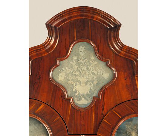 Cassettone a ribalta con alzata lastronato in carrubo del Veneto XVIII secolo