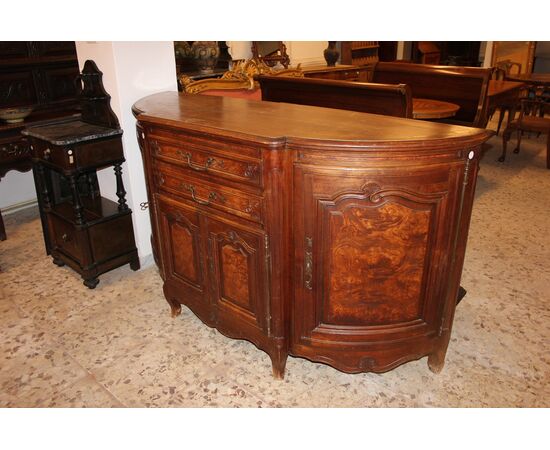 Grande Credenza Provenzale Scantonata XIX Secolo Legno di Noce e Radica