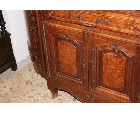 Grande Credenza Provenzale Scantonata XIX Secolo Legno di Noce e Radica