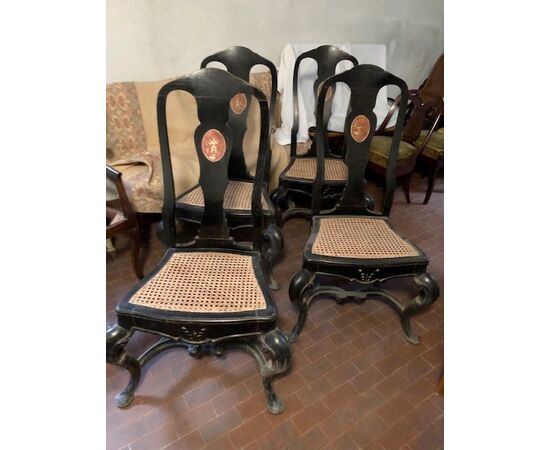Quattro sedie laccate con dipinto a cineseria