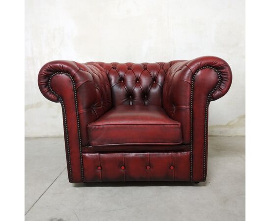 Poltrona chesterfield club inglese originale vintage in pelle rosso bordeaux anticato 