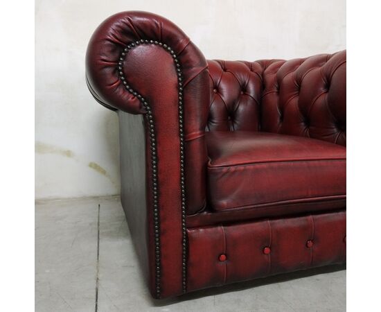 Poltrona chesterfield club inglese originale vintage in pelle rosso bordeaux anticato 