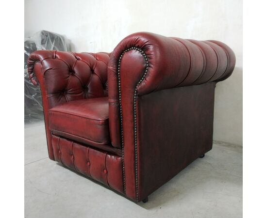 Poltrona chesterfield club inglese originale vintage in pelle rosso bordeaux anticato 