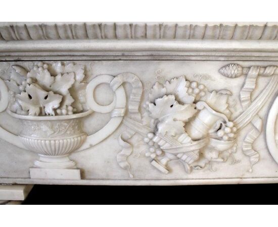 Important fireplace in white Carrara marble, antique fireplaces