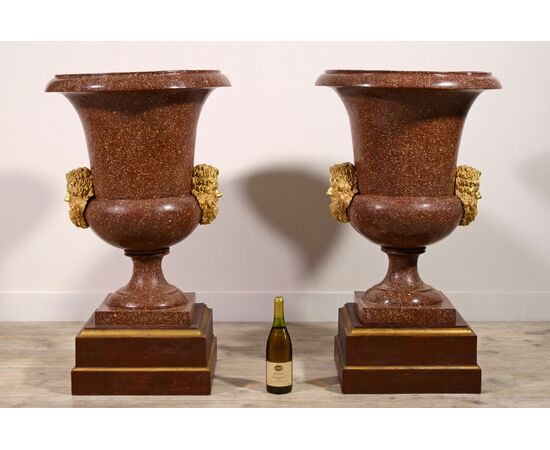 Coppia di vasi in bronzo laccati a finto porfido con applicazioni in bronzo cesellato e dorato, Roma, fine XIX secolo – primi XX secolo, stile Neoclassico