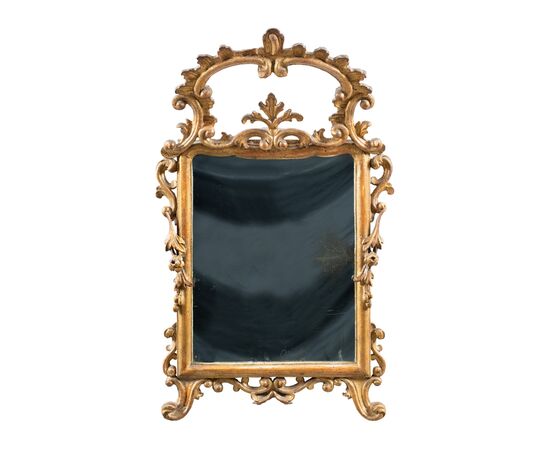 Specchierina in legno intagliato e dorato. Italia, XVIII secolo.