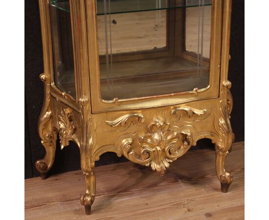 Elegant 19th century rocaille style gilded Italian showcase