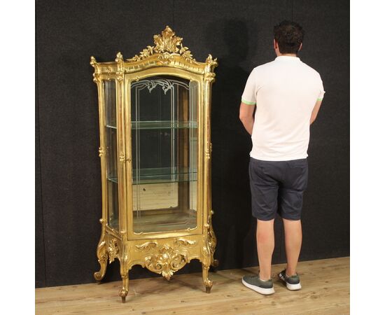 Elegant 19th century rocaille style gilded Italian showcase