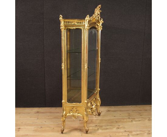 Elegant 19th century rocaille style gilded Italian showcase