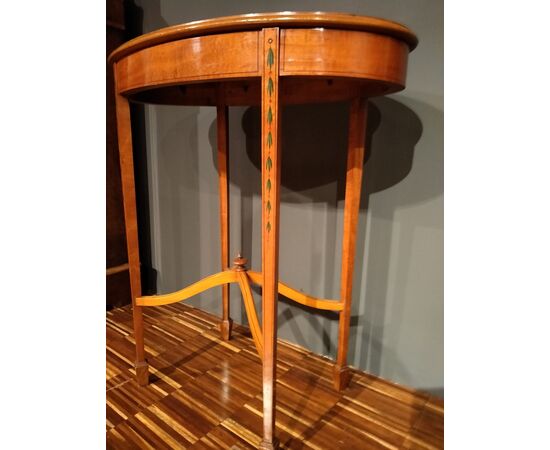 Tavolino inglese stile satinwood del 1800 con pitture e putto
