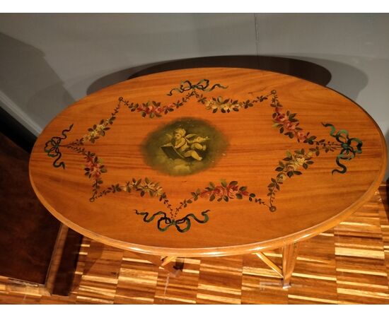 Tavolino inglese stile satinwood del 1800 con pitture e putto