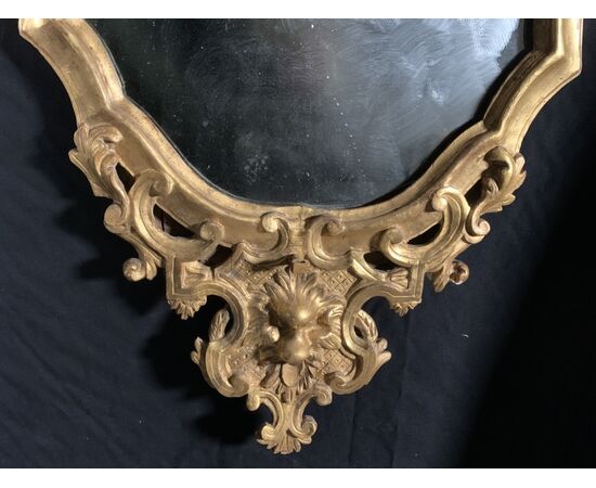 Coppia di specchiere in legno intagliato e dorato. Italia, XVIII secolo.