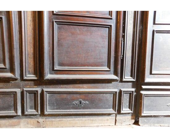 STIP149 - Placard antico in legno di noce. Misura cm L 290 x H 250 cm.