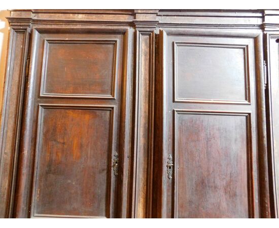 STIP149 - Placard antico in legno di noce. Misura cm L 290 x H 250 cm.