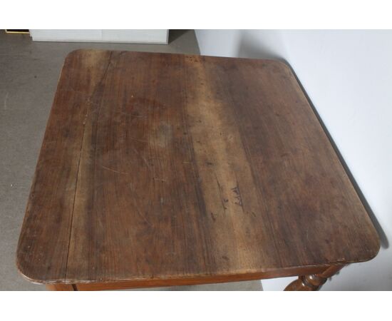 Antico tavolino scrittoio quadrato . Noce L filippo XIX SEC MIS  73 x 73 . In prima patina 