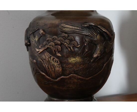 Coppia di grandi vasi  Bronzo Giapponesi Fine 800 periodo MeiJi . Altezza cm 45