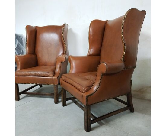 Coppia di poltrone bergere inglese originale in pelle marrone cognac 