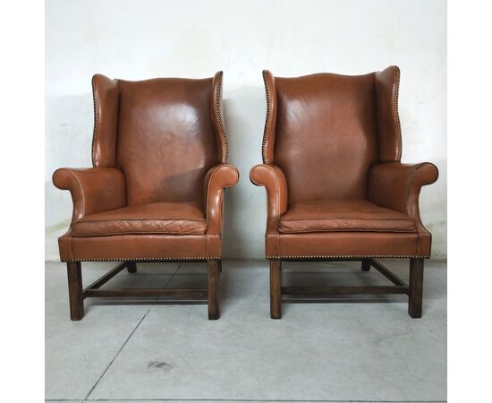 Coppia di poltrone bergere inglese originale in pelle marrone cognac 