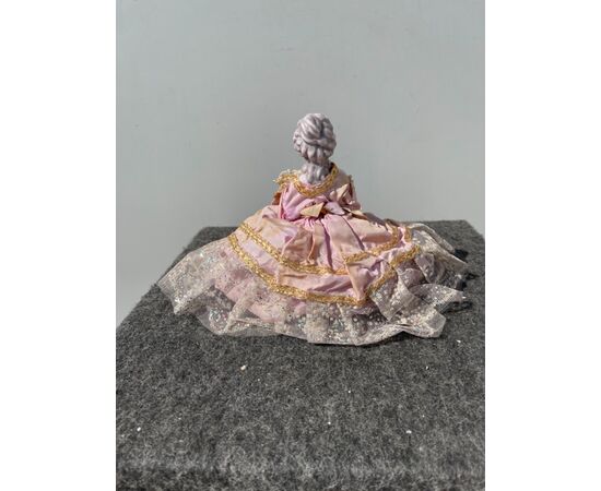 Scatola portacipria ‘half doll’ in porcellana con figura di dama con ombrellino .Francia o Germania.