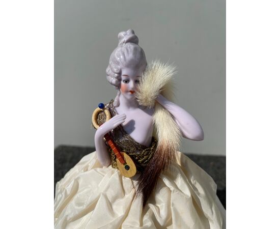 Scatola portacipria ‘half doll’ in porcellana con figura di dama con mandolino.gambe in porcellana.Francia o Germania.
