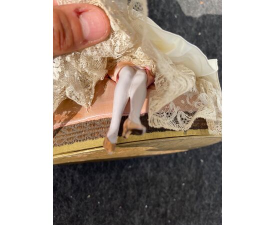 Scatola portacipria ‘half doll’ in porcellana con figura di dama con mandolino.gambe in porcellana.Francia o Germania.