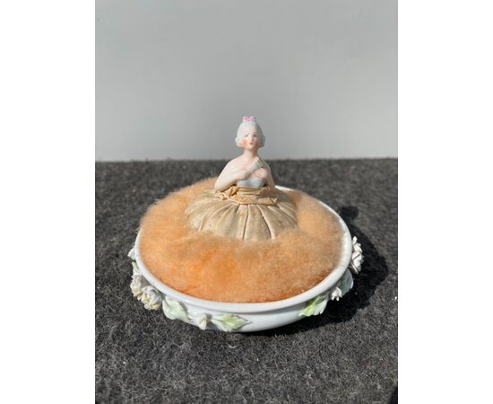 Scatola portacipria ‘half doll’ in porcellana con figura di dama e fiori in rilievo .Francia.