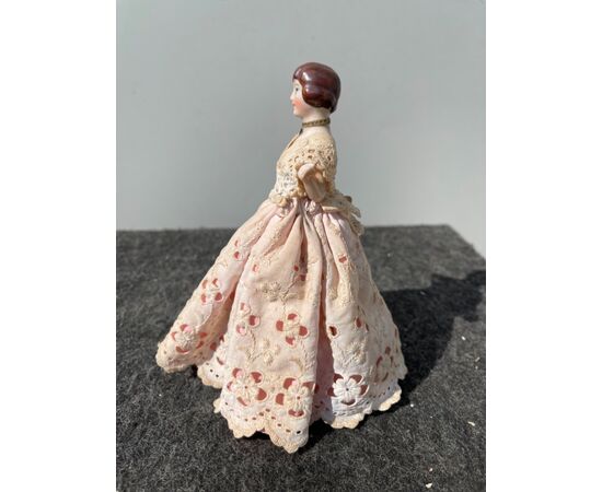 ‘half doll’ copri-cipria in porcellana con figura di dama .Francia o Germania.