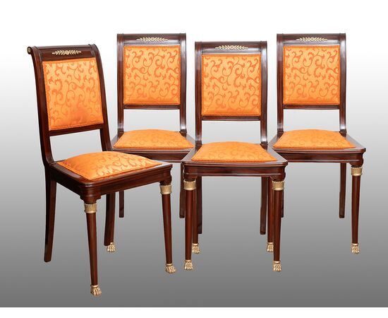 Gruppo di quattro sedie antiche in massello di mogano con innesti in bronzo. Periodo XIX secolo.