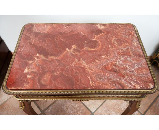Tavolino antico Napoleone III Francese in mogano con piano in marmo Diaspro di Sicilia. Periodo XIX secolo.