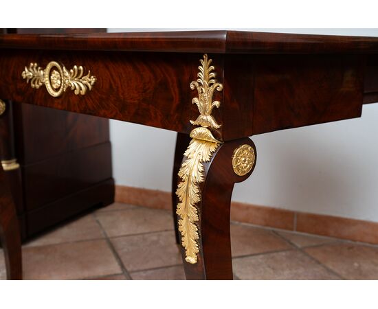 Tavolino da gioco Impero Francese in piuma di mogano con innesti di elementi in bronzo dorato. Periodo XIX secolo.