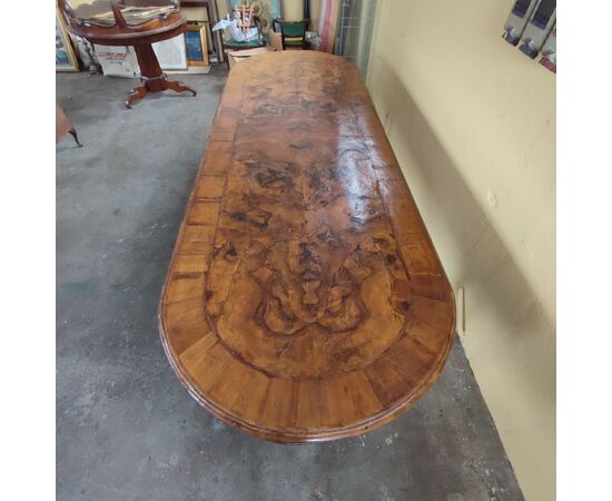 Grande tavolo ovale