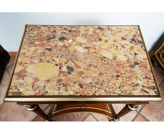 Tavolino antico Napoleone III Francese in mogano con piano in breccia. Periodo XIX secolo.
