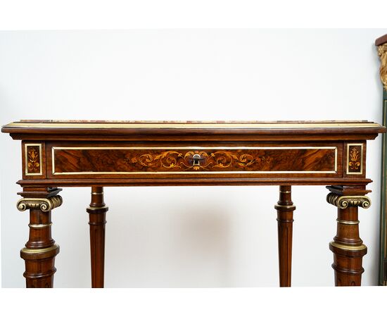 Tavolino antico Napoleone III Francese in mogano con piano in breccia. Periodo XIX secolo.