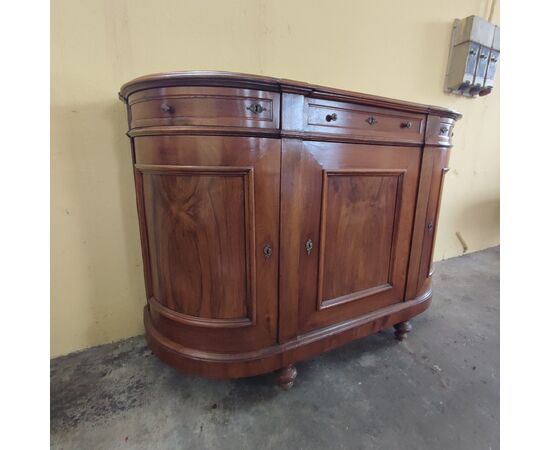 Credenza mossa i fianchi