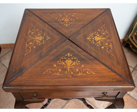 Tavolino da gioco antico a fazzoletto Eduardiano in mogano con innesti di intarsi in acero. Inghilterra XIX secolo.