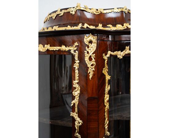 Vetrina antica Napoleone III Francese in legno esotico pregiati con applicazioni in bronzo dorato. Periodo XIX secolo.