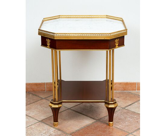Tavolino antico ottagonale Napoleone III in mogano con innesti di elementi in bronzo dorato. Francia XIX secolo.