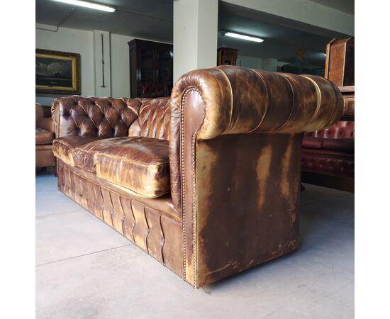 Set chesterfield club antico, divano 3 posti e coppia di poltrone,  inglese originale in cuoio