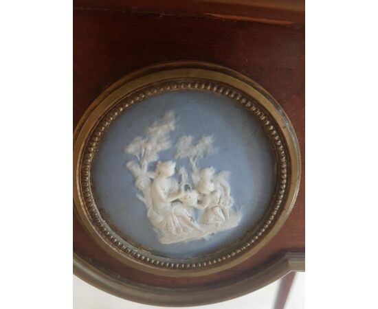 Tavolino con bronzi e placche in porcellana Wedgwood