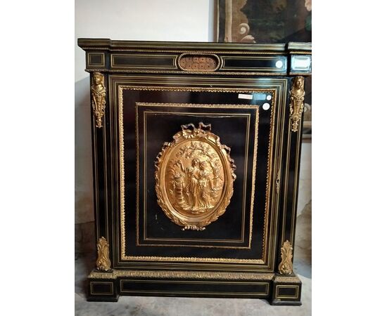 Credenza francese stile Boulle del 1800 in legno ebanizzato e ricche applicazioni in bronzo scena galante