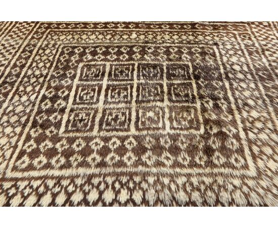 Rare GASHGAI (KASHKAI) carpet with undyed wool     