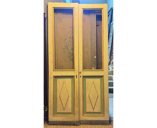 PTL672 - Porta a vetri in legno laccato, epoca '900, misura cm L 123 x H 250.