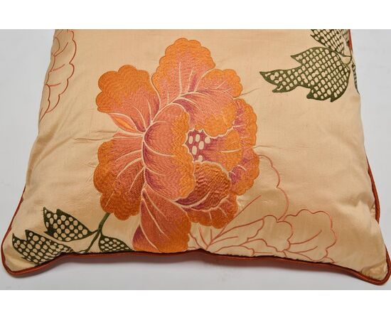 Silk cushion with splendid embroidery     