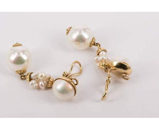 Earrings with pearls mounted in gold     